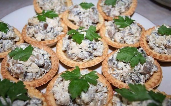 10 вкуснейших начинок для тарталеток.1.Творожный сыр с зеленьюНа 100 г творожного сыра (Фета, ... - 4
