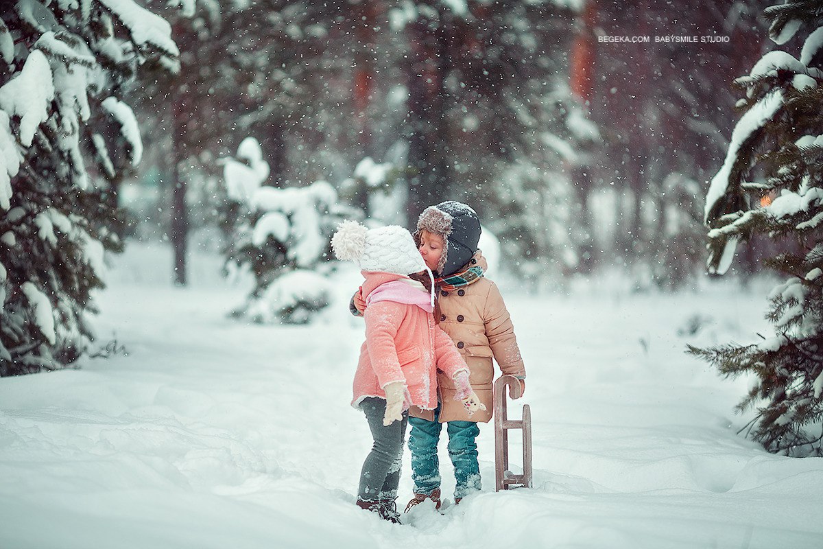 Каждую зиму. Фотосессия зимняя прогулка. Зимняя прогулочная фотосессия. Лес зимой для детей. Детская зимняя фотосессия на улице.