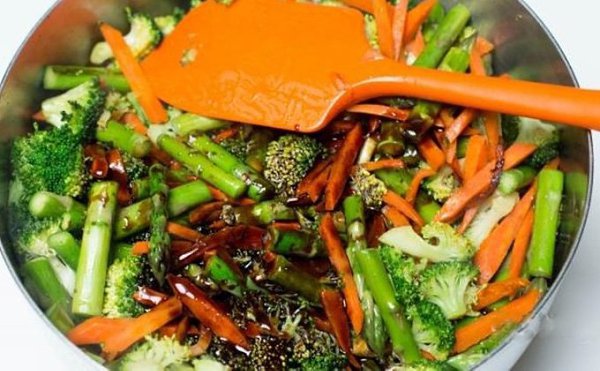Жареное мясо с овощами.Ингредиенты:Говяжьи ребра — 800 гМорковь — 2 шт.Брокколи — 1 шт.Спаржа — 400 ... - 6