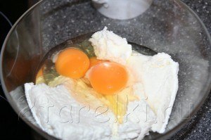 Творожные шарики и пончики. Очень вкусный десерт! Ингредиенты: на 360-400 г. творога — 3 яйца; 3 ... - 2