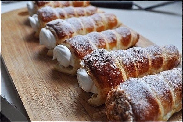 ТРУБОЧКИ С БЕЛКОВЫМ КРЕМОМ.Ингредиенты: - Пласты слоеного теста — 2 шт. - Яйцо — 1 шт. - Вода — 50 ...