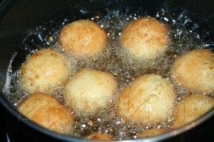 Творожные шарики и пончики. Очень вкусный десерт! Ингредиенты: на 360-400 г. творога — 3 яйца; 3 ... - 8