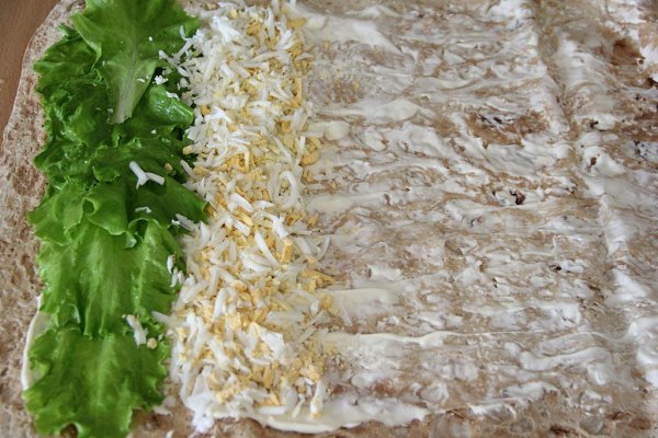 Рулет из лаваша с крабовыми палочками и огурцом. Рулет из лаваша с начинкой - это вкусная и быстрая ... - 3