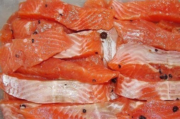 Рыбка красная соленая.Это очень простой и доступный рецепт засола красной рыбыРыбка получается ...