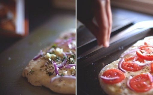 Фокачча с красным луком и чесноком.Ингредиенты:Дрожжи – 2 чайных ложкиСахар – 1 чайная ложкаТеплая ... - 3