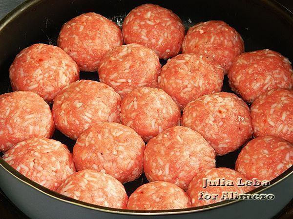 Ёжики в сметанном соусе.Пригодятся следующие продукты:— 800 г говядины (можно взять свинину или ... - 5