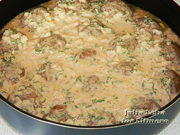 Ёжики в сметанном соусе.Пригодятся следующие продукты:— 800 г говядины (можно взять свинину или ... - 7