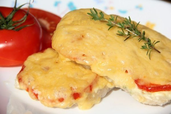 Свинина, запеченная с помидорами и сыром. Свинина, запеченная с помидорами и сыром, получается очень ...