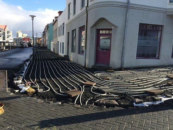 В Рейкьявике, Исландия строят тротуар с подогревом для того, чтобы зимой дождь или снег не ...