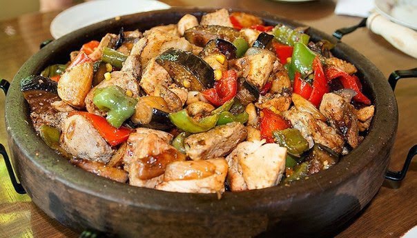 Мясо с овощами на болгарском саче.Ингредиенты:свининафиле курицыгрибыпросоленные ...