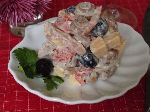 Превосходный салат “Праздничный” — новогодний праздник вкуса! Ингредиенты: Копченый окорочок — 1 шт. ...