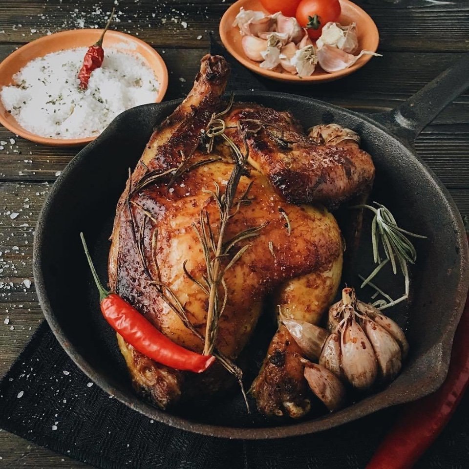 Курица запечённая с чесноком и розмарином.Тушка курицы — 0,5 шт.Чеснок — 3 головкиРозмарин — 2 ...