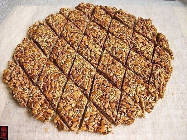 Козинаки с семечками и кунжутом . Ингредиенты: - 150 гр семечек очищенных - 30 гр кунжута - 180 гр ... - 4