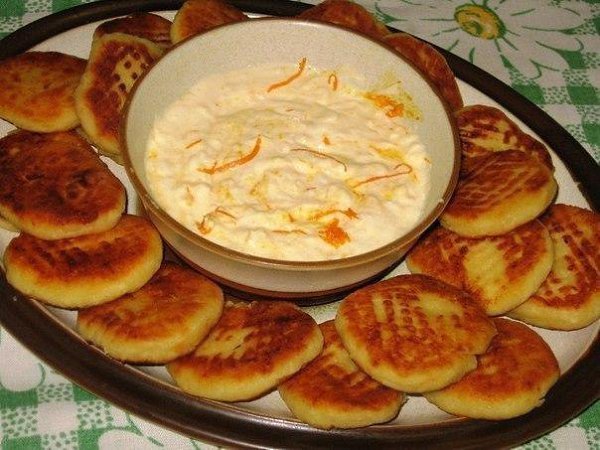 Апельсиновые сырники.Ингредиенты для сырников:- 400 г творога- 100 г сахара (можете взять больше, ...
