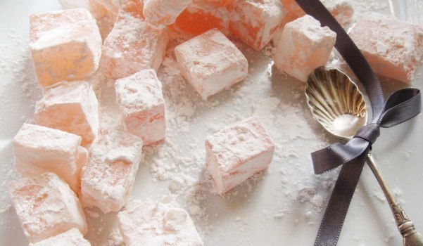 Рахат-Лукум.Ингредиенты:- сахарный песок 450г.- кукурузный крахмал 200г.- фисташки 300-350г.- ...