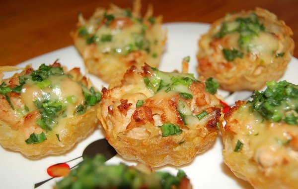 Тарталетки из картофеля с куриным филе под чесночно-сырным соусом.На 100 гр - 186 ккал белки - 9,8 ...
