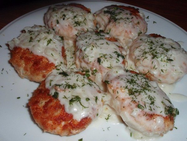 КУРИНЫЕ КОТЛЕТКИ С ЛУКОВЫМ СОУСОМ.Ингредиенты:- куриное филе 600 г.- 1 луковица- сухари ...