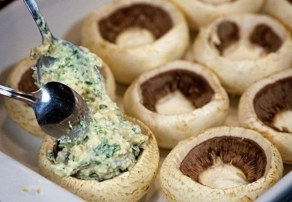 Шампиньоны с курицей и сыром. Ингредиенты: 500 г куриного филе 60 г феты 10 больших свежих ... - 5