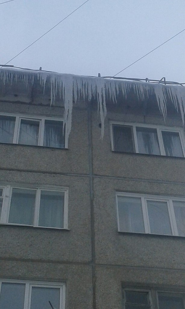 Жители стали массово жаловаться на свисающие с крыш ... | Я живу [В ...
