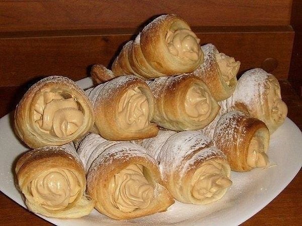 Слоёные трубочки с кремом - очень просто! Ингредиенты: Тесто слоёное(дрожжевое)-500 гр. Сгущёнка ...