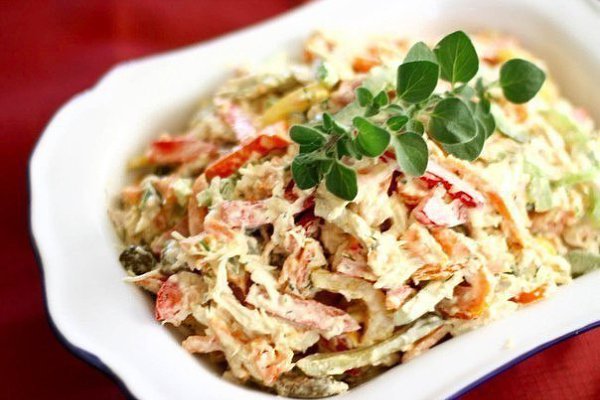 10 салатов с ГРИБАМИ.1. Салат из куриного филе, свежих огурцов и консервированных ... - 2