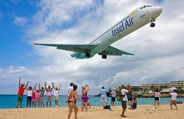 Maho Beach        .      300   -. ... - 5