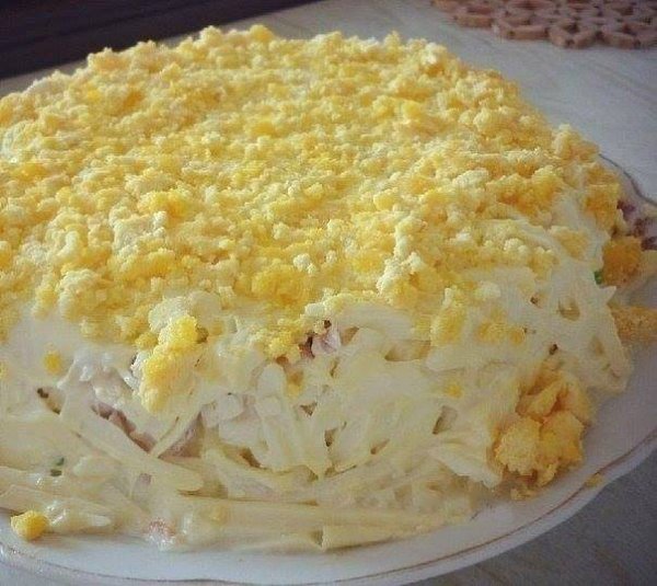 Очень вкусный салатик.Ингредиенты слоями по очереди:1-Картофель2-Морковь3-лук4-солёный ...