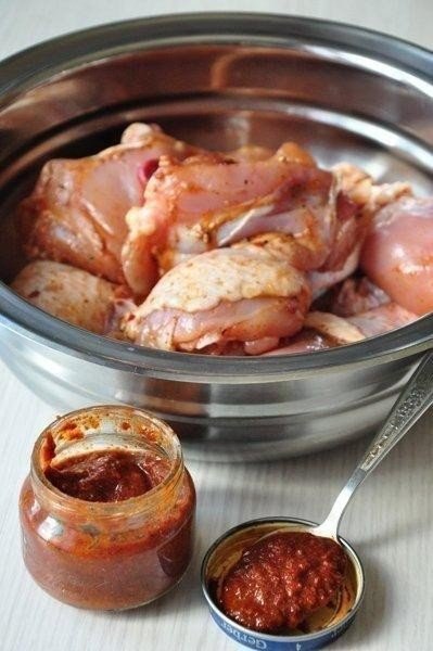 Острая курица в сливочном соусе.Ингредиенты:Куриные окорочка — 4 шт. Аджика грузинская из острого ... - 2