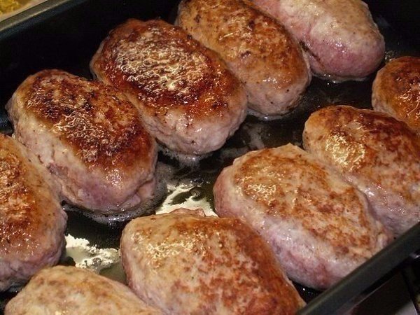 КОТЛЕТКИ ПОД ШУБКОЙ.Все домашние будут в восторге!ИНГРЕДИЕНТЫ: Фарш (из индейки) - 1 кг Яйцо куриное ... - 4