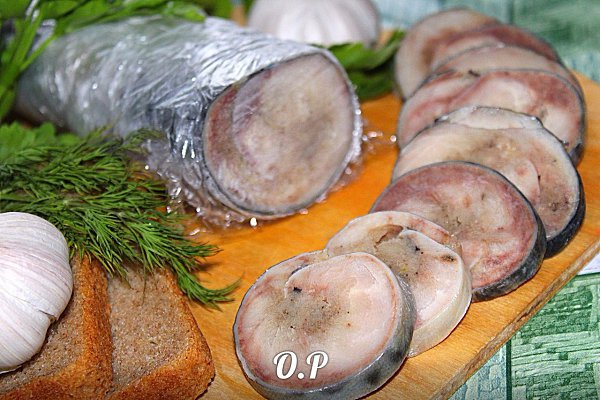 Рулет из скумбрии.Для приготовления понадобится: скумбрия свежемороженая 2- 3 шт соль - 1 стол ...