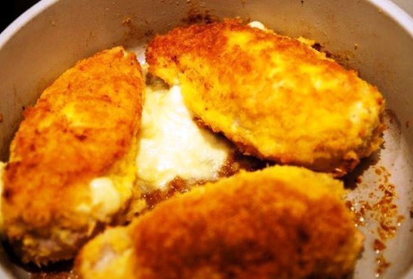 Куриная грудка с сыром.Итого на 100 грамм - 138,64 ккал Белки- 22,73 Жиры -4,29Углеводы -2,32Куриную ... - 5