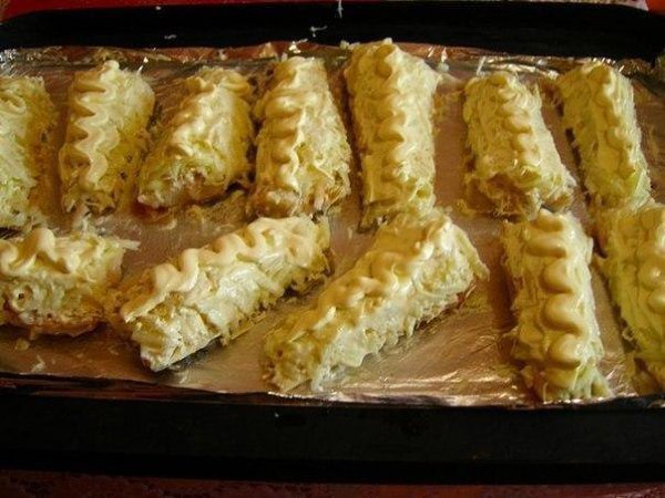 Рыба по-гречески.ИнгредиентыРыба (хек, минтай, ледяная, судак) - 1кг.1 большое яблоко зеленых ... - 4