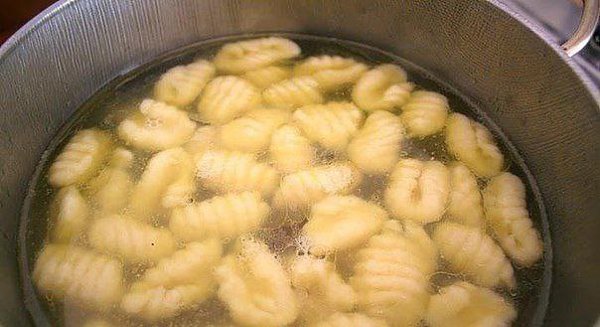 КАРТОФЕЛЬНЫЕ НЬОККИ .ИНГРЕДИЕНТЫ: Картофель – 1 кг. Мука пшеничная тип «00» - 300 гр. Яйцо – 1 ... - 10