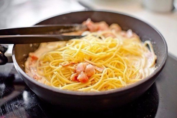 Карбонара. Ингредиенты: Спагетти — 200 г Масло оливковое — 30 мл Лук репчатый — 1 шт. Бекон — 200 г ... - 4