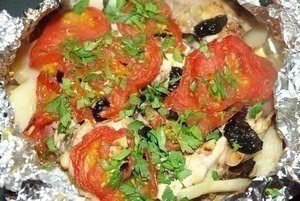 Обед в фольге. Ингредиенты: Куриный окорочок Картофель Помидор Лук репчатый Чернослив Грецкие орехи ... - 6