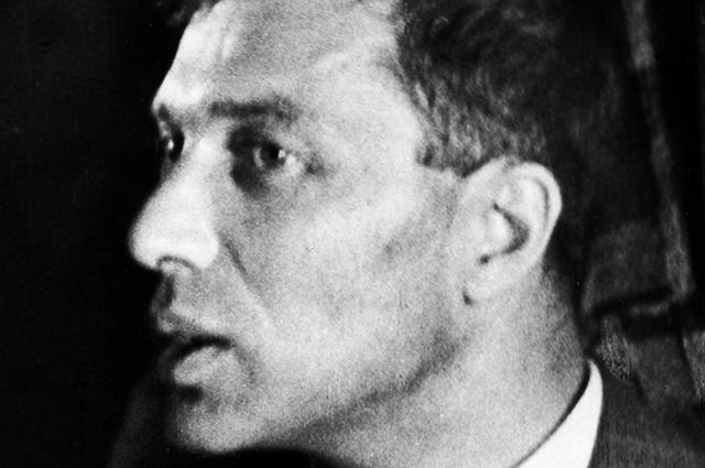 Борис Пастернак.РАЗЛУКАС порога смотрит человек,Не узнавая дома.Ее отъезд был как побег.Везде следы ...