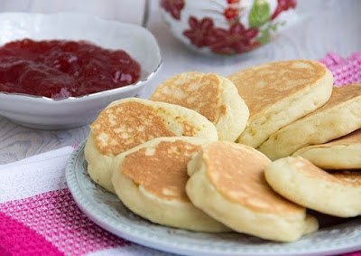 Оладьи на кефире.Нам потребуется:Кефир – 0,5 л,Мука пшеничная – 350 г,Яйцо – 1 шт.,Сахар – 3 ...