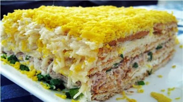 До неприличия вкусный торт-салат закусочный.Ингредиенты:яйца — 5 штук;рыбная консерва — 1 ...
