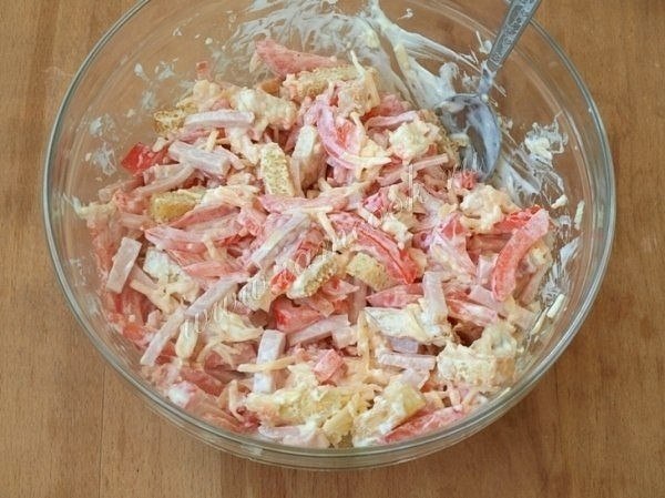 Подборка 10-ти салатов с помидорами. 1. Безумный салат. Ингредиенты на 2 порционных салата: Крабовые ... - 8