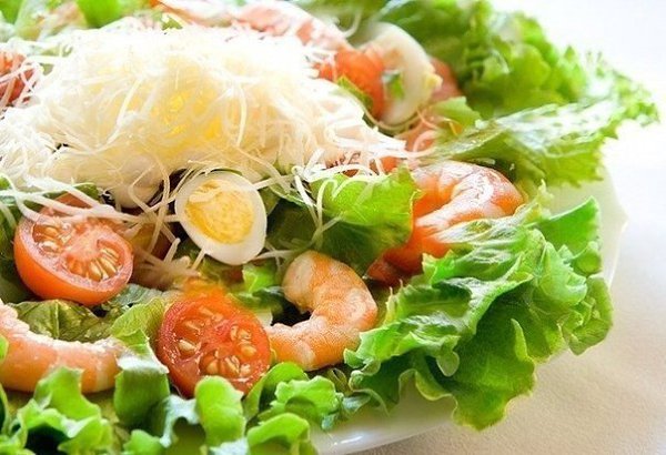 Салат с креветками.Ингредиенты:- Креветки 150 г- Листья салата 150 г- Помидоры черри 10 шт- Яйцо ...