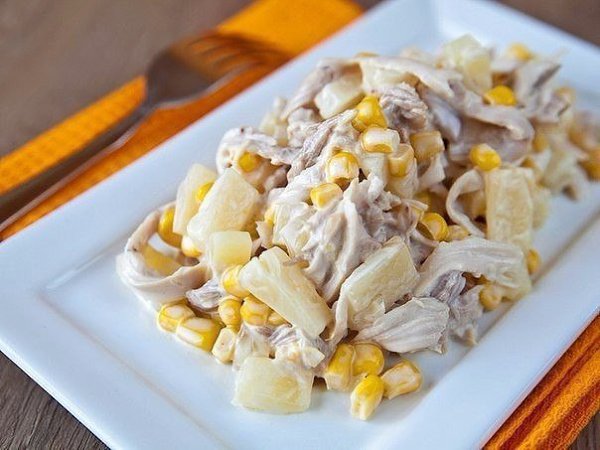 САЛАТ С АНАНАСАМИ И КУРИЦЕЙ.Сочный, вкуснейший салат! Готовится очень быстро!Ингредиенты:- Филе ...