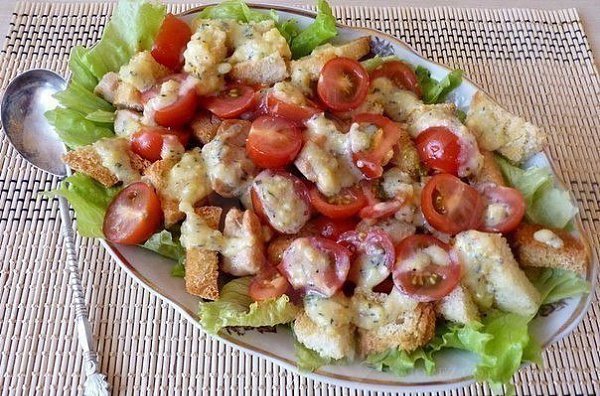 Подборка 10-ти салатов с помидорами. 1. Безумный салат. Ингредиенты на 2 порционных салата: Крабовые ... - 5