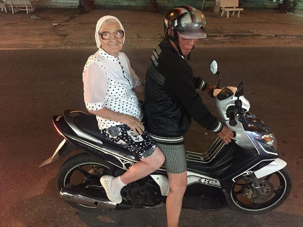 Знакомьтесь, это — баба Лена, 89-летняя пенсионерка из Красноярска, которая ежемесячно откладывает ...