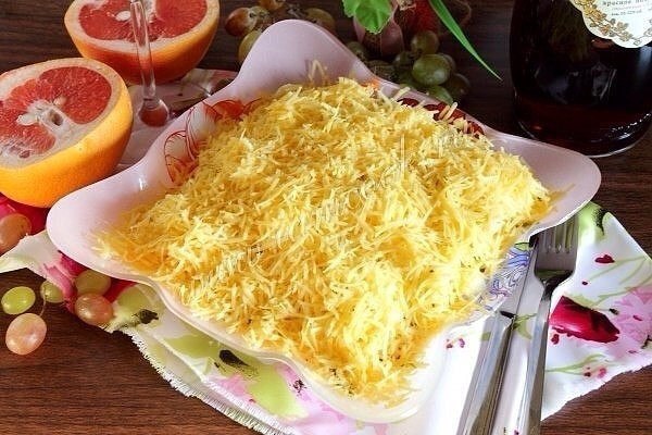 Салат «Охотничий».Ингредиенты:Куриное филе - 250 грамм;Картофель - 2 шт.;Яйца куриные - 3 ...