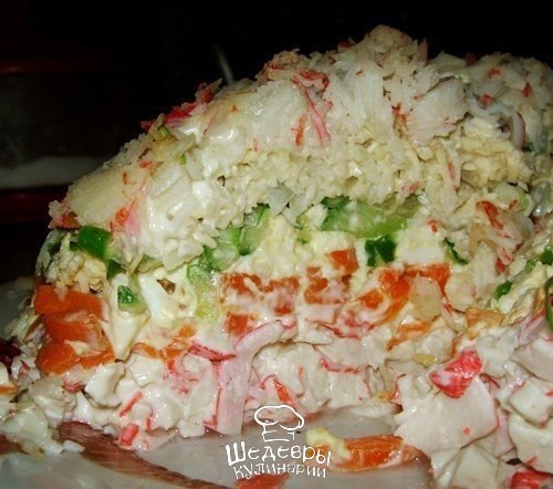 МОРСКОЙ САЛАТИК.Оценят любители крабовых палочек...ИНГРЕДИЕНТЫ: 1 слой-крабовое мясо, 2 слой- сыр ...