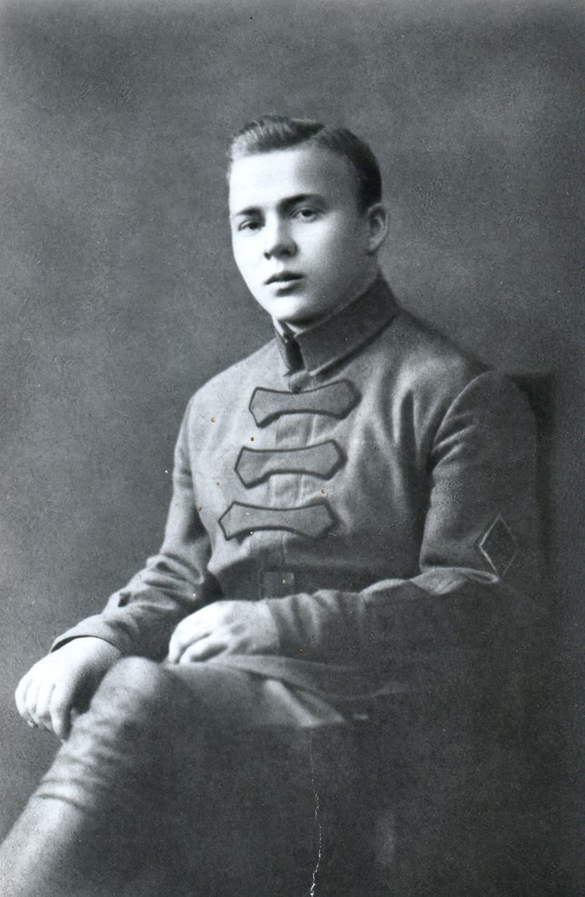 1904 году родился. Arkadi Gayday.