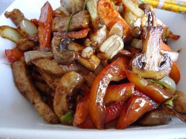 СВИНИНА СТИР-ФРАЙ..Стир фрай (от англ. Stirfry– обжаривать помешивая) – это технология приготовления ...