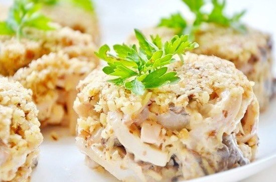 Высокобелковый салат с кальмарами и орехами. На 100 гр - 127,28 ккал белки - 13,67 жиры - 7,55 ...