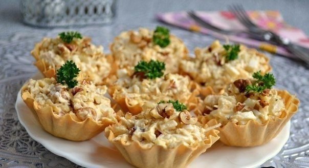 САЛАТ С КУРИЦЕЙ И АНАНАСОМ.ИНГРЕДИЕНТЫ: Филе куриное (отварное) — 200 г; Ананас консервированный — ...