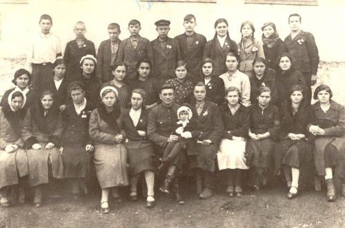 30 сентября 1942 года создана «Молодая Гвардия».Девятый класс Первомайской школы №6. ...